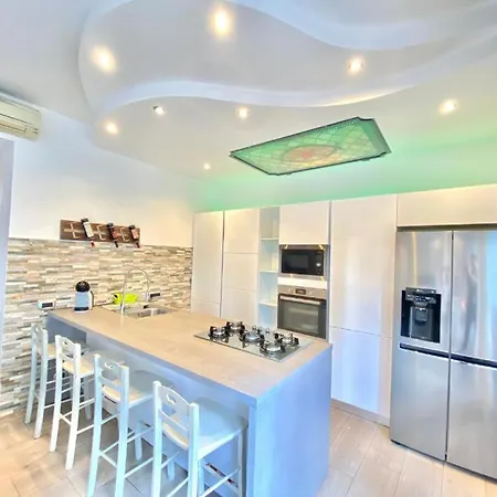 Luxury Apartment, A Pochi Passi Dal Centro Storico Di Апартаменты *